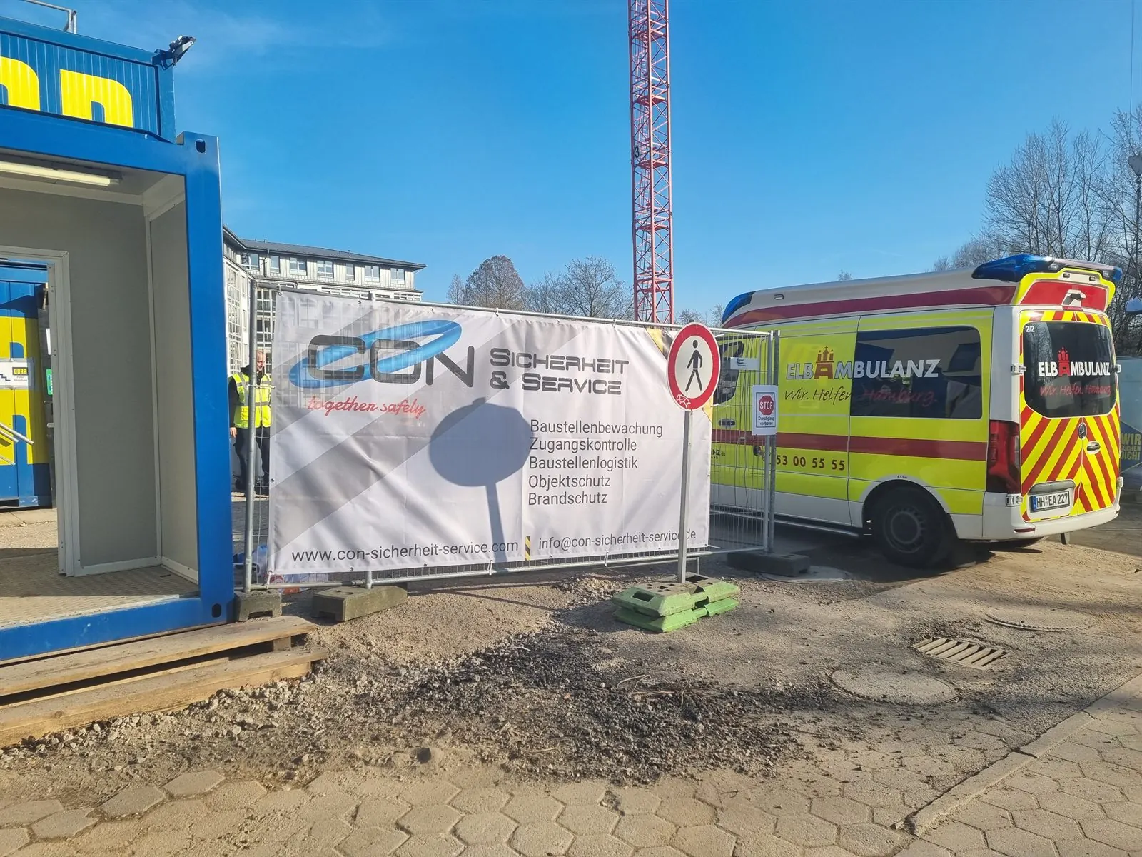 Baustelle mit CON-Banner am Bauzaun