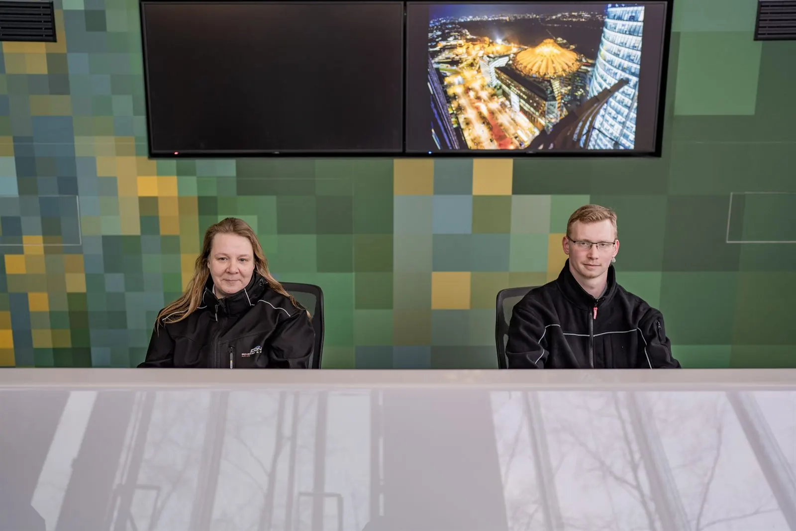 CON-Mitarbeitende am Empfang