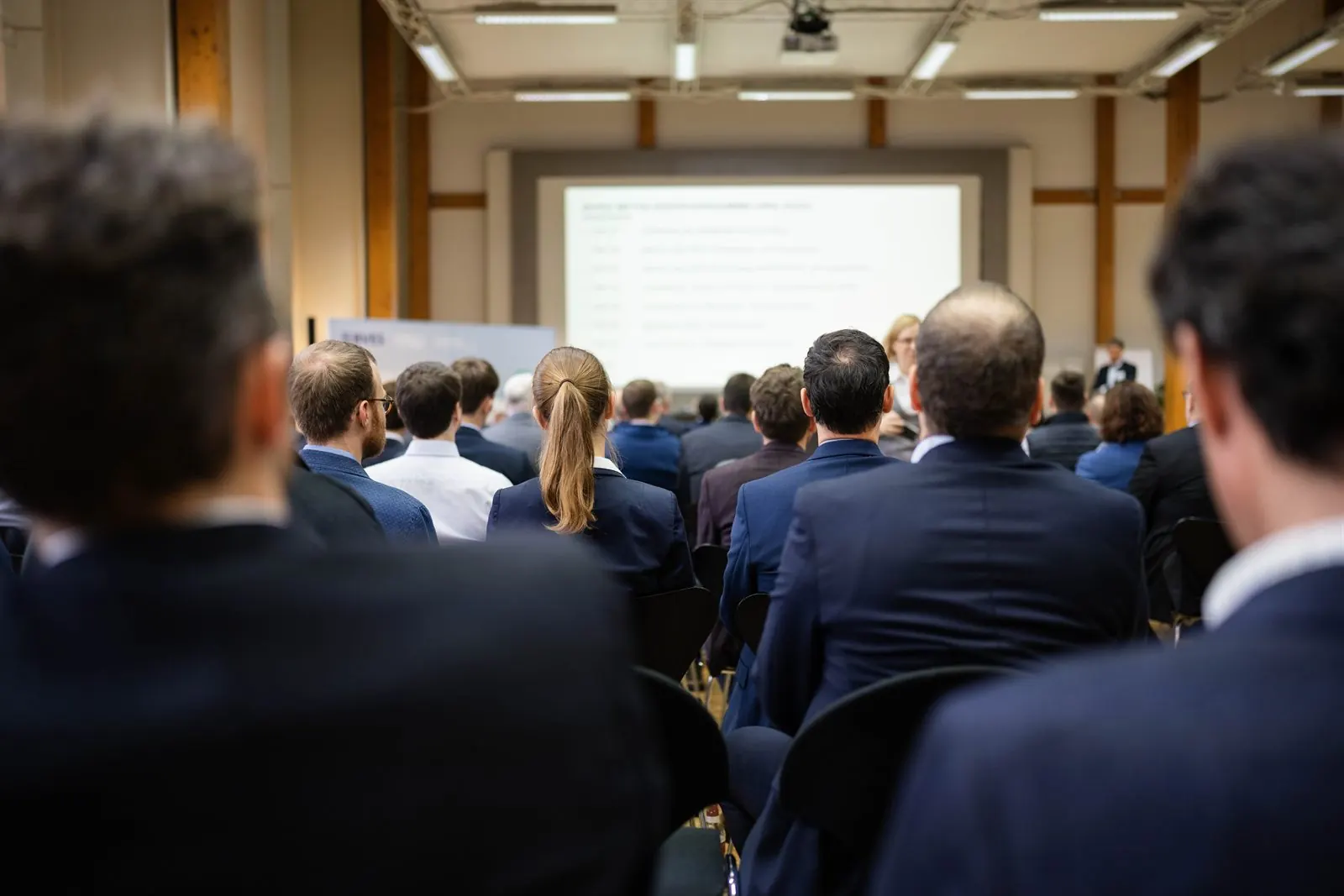 Voll besetzter Veranstaltungssaal bei einer Konferenz