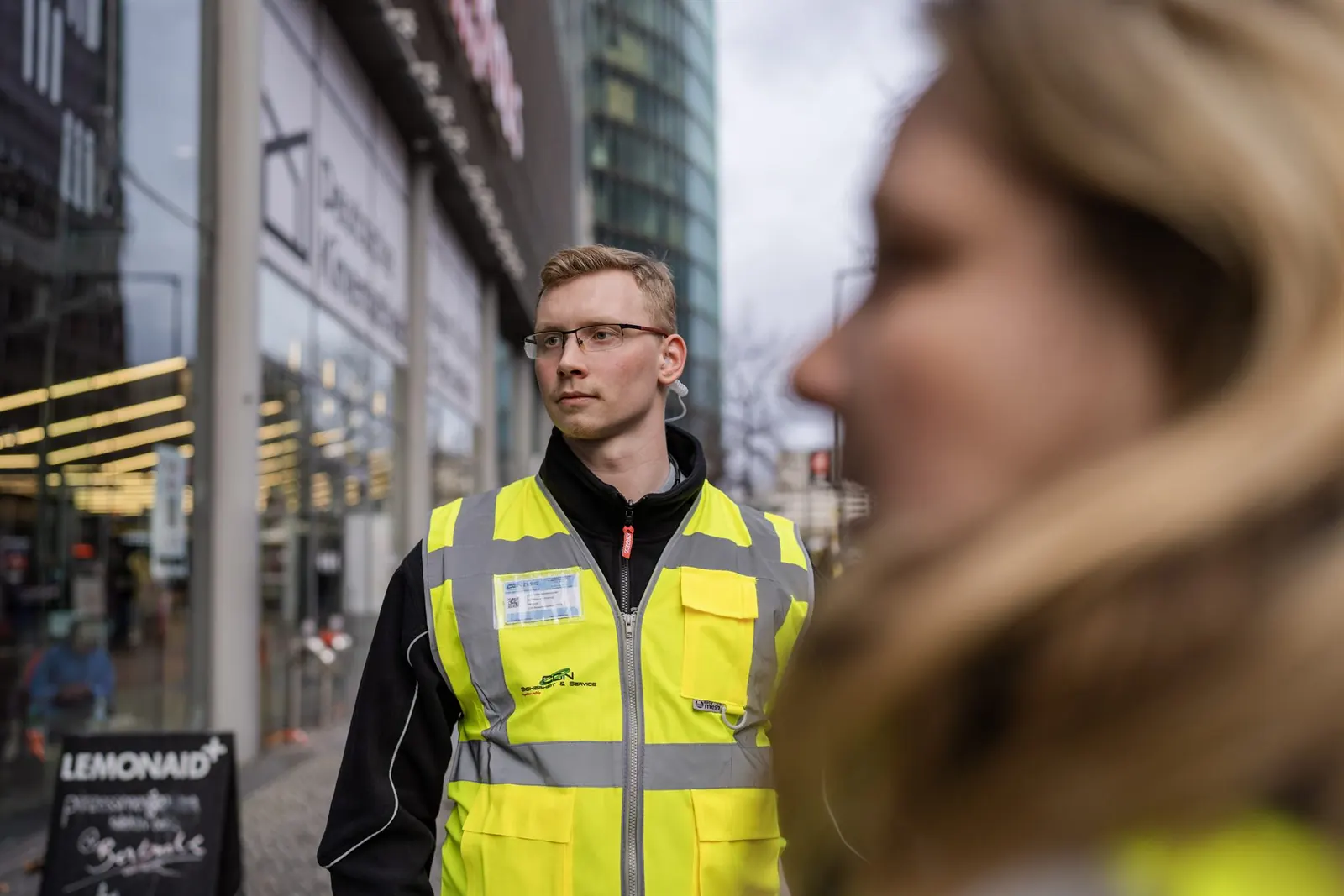 CON-Mitarbeiter im Einsatz in der Berliner Innenstadt
